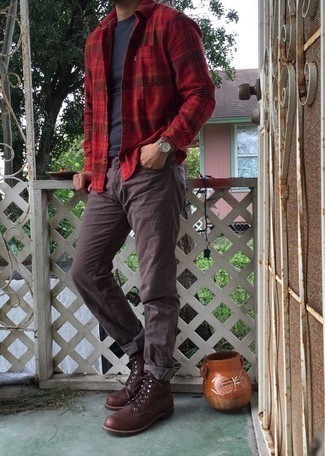 Какие повседневные ботинки носить с коричневыми джинсами в 30 лет мужчине осень: Сочетание красной рубашки с длинным рукавом в шотландскую клетку и коричневых джинсов позволит создать необычный мужской лук в расслабленном стиле. Закончив лук повседневными ботинками, получим потрясающий результат. Безусловно, подобный образ будет выглядеть невероятно модно осенью.