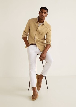 Как носить светло-коричневую рубашку с длинным рукавом с белыми джинсами мужчине лето в стиле смарт-кэжуал: Если превыше всего ты ценишь комфорт и функциональность, попробуй это тандем светло-коричневой рубашки с длинным рукавом и белых джинсов. Любители необычных луков могут завершить ансамбль светло-коричневыми замшевыми лоферами с кисточками, тем самым добавив в него толику изысканности. Можем смело утверждать, такой лук - просто огонь в жаркий день.