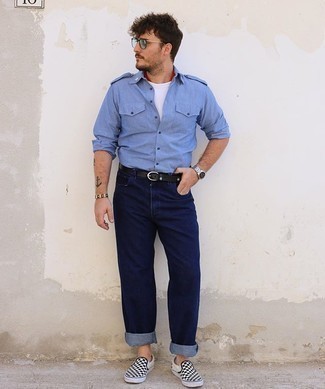 Какие рубашки с длинным рукавом носить с темно-синими джинсами в 30 лет мужчине лето в стиле кэжуал: Сочетание рубашки с длинным рукавом и темно-синих джинсов позволит создать необычный мужской лук в повседневном стиле. Что касается обуви, черно-белые слипоны из плотной ткани в клетку — самый выигрышный вариант. Подобный ансамбль обеспечивает тебе необходимое удобство в настоящую жару.