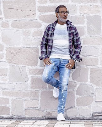 Какие джинсы носить с белыми низкими кедами за 50 лет мужчине в теплую погоду: Образ из фиолетовой рубашки с длинным рукавом в шотландскую клетку и джинсов как нельзя лучше подчеркнет твою мужественность. В этот образ легко интегрировать пару белых низких кед.