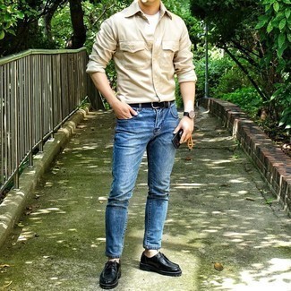 Модный лук: бежевая рубашка с длинным рукавом, белая футболка с круглым вырезом, синие джинсы, черные кожаные ботинки дезерты