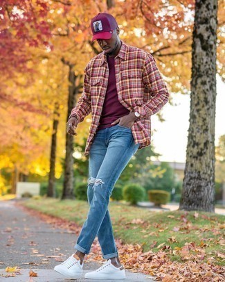 Как носить синие рваные джинсы с белыми кожаными низкими кедами в 20 лет мужчине в спортивном стиле: Разноцветная рубашка с длинным рукавом в шотландскую клетку и синие рваные джинсы помогут создать несложный и комфортный лук для выходного в парке или вечера в баре с друзьями. Хочешь сделать образ немного строже? Тогда в качестве обуви к этому ансамблю, стоит обратить внимание на белые кожаные низкие кеды.