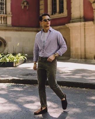 С чем носить бело-фиолетовую рубашку с длинным рукавом в 30 лет мужчине лето в стиле смарт-кэжуал: Если ты любишь одеваться с иголочки, чувствуя себя при этом комфортно и уверенно, стоит попробовать это сочетание бело-фиолетовой рубашки с длинным рукавом и оливковых джинсов. Такой образ обретет новое прочтение в тандеме с темно-коричневыми замшевыми лоферами. Думается, это классный выбор для жаркой погоды.