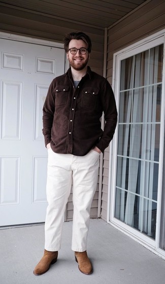 Модный лук: темно-коричневая вельветовая рубашка с длинным рукавом, серая футболка с круглым вырезом, белые джинсы, коричневые замшевые ботинки челси