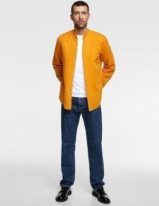 Модный лук: оранжевая рубашка с длинным рукавом, белая футболка с круглым вырезом, темно-синие джинсы, черные кожаные лоферы