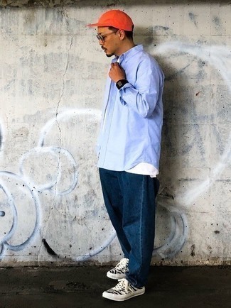 Как носить синие джинсы с белыми низкими кедами из плотной ткани мужчине в стиле кэжуал: Голубая рубашка с длинным рукавом будет выглядеть стильно в тандеме с синими джинсами. В тандеме с этим ансамблем наиболее гармонично выглядят белые низкие кеды из плотной ткани.