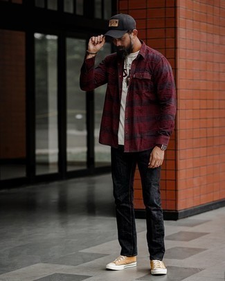Как носить черные джинсы с светло-коричневой обувью за 40 лет мужчине в теплую погоду: Темно-красная рубашка с длинным рукавом в шотландскую клетку и черные джинсы — беспроигрышный лук, если ты хочешь создать расслабленный, но в то же время модный мужской лук. Если подобный образ кажется слишком смелым, сбалансируй его светло-коричневыми высокими кедами из плотной ткани.