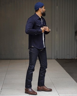 С чем носить темно-синюю рубашку мужчине в теплую погоду: Сочетание темно-синей рубашки и темно-синих джинсов позволит подчеркнуть твой индивидуальный стиль. Думаешь привнести в этот лук нотку классики? Тогда в качестве дополнения к этому образу, выбирай темно-коричневые кожаные ботинки челси.