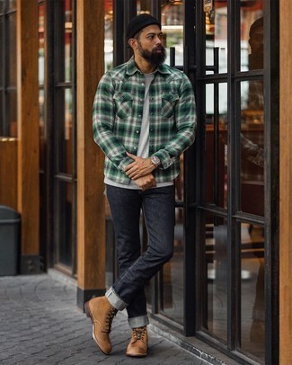 С чем носить черные джинсы мужчине в теплую погоду: Темно-зеленая фланелевая рубашка с длинным рукавом в шотландскую клетку и черные джинсы прочно обосновались в гардеробе многих мужчин, помогая создавать запоминающиеся и функциональные образы. Если тебе нравится применять в своих ансамблях разные стили, на ноги можно надеть светло-коричневые замшевые повседневные ботинки.