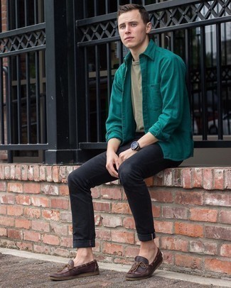 С чем носить черные джинсы мужчине в теплую погоду: Темно-зеленая фланелевая рубашка с длинным рукавом и черные джинсы — необходимые вещи в гардеробе современного мужчины. Вкупе с этим луком выгодно смотрятся темно-коричневые кожаные топсайдеры.