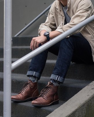 С чем носить темно-коричневые кожаные повседневные ботинки в 20 лет мужчине: Современным молодым людям, которые предпочитают быть в курсе последних тенденций, рекомендуем обратить внимание на это сочетание бежевой вельветовой рубашки с длинным рукавом и темно-синих джинсов. Думаешь добавить сюда нотку классики? Тогда в качестве обуви к этому образу, выбирай темно-коричневые кожаные повседневные ботинки.