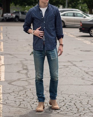 Как носить темно-синюю рубашку с длинным рукавом с синими джинсами в 20 лет мужчине весна: Темно-синяя рубашка с длинным рукавом и синие джинсы — великолепная формула для воплощения приятного и удобного ансамбля. Если ты предпочитаешь смелые решения в своих луках, закончи этот светло-коричневыми замшевыми ботинками челси. Разве это не классная идея на весенне-осенний период?