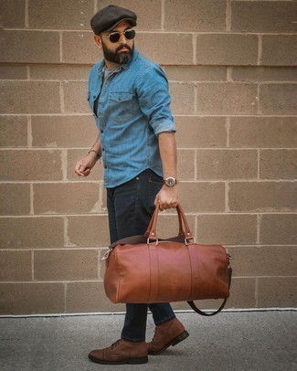 С чем носить табачную дорожную сумку за 40 лет мужчине в теплую погоду в стиле кэжуал: Если в одежде ты ценишь комфорт и функциональность, голубая рубашка с длинным рукавом из шамбре и табачная дорожная сумка — хороший вариант для привлекательного повседневного мужского ансамбля. Опасаешься выглядеть неаккуратно? Дополни этот образ коричневыми кожаными повседневными ботинками.