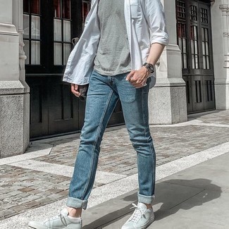 Как носить темно-синие джинсы с серыми кожаными низкими кедами в 30 лет мужчине лето: Сочетание белой рубашки с длинным рукавом и темно-синих джинсов ориентировано на современного парня, ведущего динамичный образ жизни. В этот образ легко интегрировать серые кожаные низкие кеды. Справляться с изнурительным летним зноем намного легче, когда ты одет вот так.