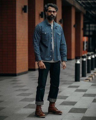 Какие повседневные ботинки носить с темно-синими джинсами за 40 лет мужчине в теплую погоду: Темно-сине-белая рубашка с длинным рукавом в вертикальную полоску и темно-синие джинсы надежно обосновались в гардеробе многих мужчин, помогая создавать незаезженные и функциональные ансамбли. Хотел бы привнести сюда толику строгости? Тогда в качестве дополнения к этому образу, выбери повседневные ботинки.