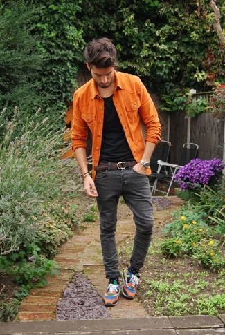 С чем носить разноцветные низкие кеды мужчине: Оранжевая вельветовая рубашка с длинным рукавом и серые джинсы — прекрасный образ, если ты хочешь создать простой, но в то же время стильный мужской образ. В сочетании с этим образом наиболее уместно будут выглядеть разноцветные низкие кеды.