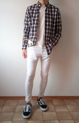 Модный лук: разноцветная рубашка с длинным рукавом в шотландскую клетку, белая футболка с круглым вырезом, белые зауженные джинсы, черно-белые низкие кеды из плотной ткани