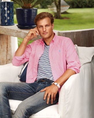 Как носить розовую рубашку с длинным рукавом с темно-синими джинсами мужчине лето: Если ты запланировал насыщенный день, сочетание розовой рубашки с длинным рукавом и темно-синих джинсов позволит создать функциональный лук в стиле casual. Переносить изнурительный июльский зной будет гораздо легче, если ты одет вот так.