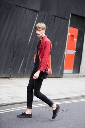Какие джинсы носить с красной рубашкой с длинным рукавом подросткам мужчине в теплую погоду в стиле кэжуал: Красная рубашка с длинным рукавом и джинсы — беспроигрышный вариант, если ты хочешь создать расслабленный, но в то же время модный мужской образ. Пара черных низких кед из плотной ткани свяжет лук воедино.