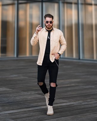 Как носить бежевую рубашку с длинным рукавом с черными рваными джинсами мужчине в теплую погоду: Если ты делаешь ставку на комфорт и функциональность, бежевая рубашка с длинным рукавом и черные рваные джинсы — прекрасный вариант для привлекательного повседневного мужского образа. Разбавить лук и добавить в него толику классики позволят бежевые замшевые ботинки челси.