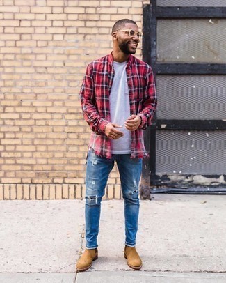 Какие зауженные джинсы носить с светло-коричневыми ботинками челси мужчине в теплую погоду в спортивном стиле: Сочетание красной рубашки с длинным рукавом в шотландскую клетку и зауженных джинсов - очень практично, и поэтому великолепно подойдет для воплощения интересного повседневного стиля. Теперь почему бы не добавить в повседневный образ толику стильной строгости с помощью светло-коричневых ботинок челси?