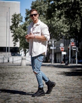 Как носить синие джинсы с белой рубашкой в 20 лет мужчине в спортивном стиле: Белая рубашка и синие джинсы — великолепный образ для мужчин, которые постоянно в движении. Не прочь сделать ансамбль немного элегантнее? Тогда в качестве обуви к этому образу, выбери черные кожаные повседневные ботинки.