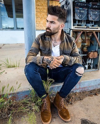 С чем носить темно-синие зауженные джинсы в 30 лет мужчине: Если ты ценишь комфорт и функциональность, коричневая фланелевая рубашка с длинным рукавом и темно-синие зауженные джинсы — превосходный выбор для расслабленного повседневного мужского образа. Думаешь добавить сюда толику строгости? Тогда в качестве обуви к этому образу, выбирай коричневые замшевые повседневные ботинки.