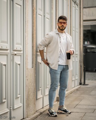 Какие джинсы носить с серыми кроссовками мужчине: Сочетание белой вельветовой рубашки с длинным рукавом и джинсов не прекращает нравиться стильным парням. Почему бы не привнести в этот лук немного расслабленности с помощью серых кроссовок?