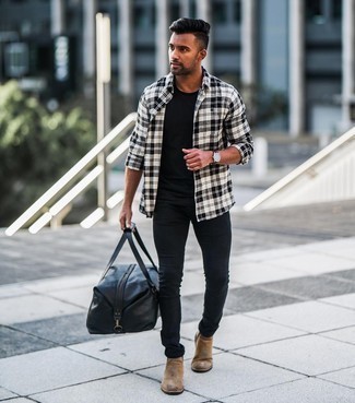 С чем носить черные зауженные джинсы мужчине в теплую погоду в стиле кэжуал: Если в одежде ты делаешь ставку на комфорт и функциональность, бело-черная рубашка с длинным рукавом в шотландскую клетку и черные зауженные джинсы — отличный выбор для модного повседневного мужского лука. Хотел бы привнести сюда толику классики? Тогда в качестве обуви к этому образу, стоит выбрать коричневые замшевые ботинки челси.