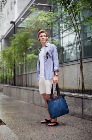 С чем носить темно-синюю большую сумку в 20 лет мужчине лето в спортивном стиле: Если в одежде ты ценишь комфорт и функциональность, голубая рубашка с длинным рукавом и темно-синяя большая сумка — превосходный вариант для расслабленного мужского ансамбля на каждый день. Ты сможешь легко адаптировать такой ансамбль к повседневным условиям городской жизни, завершив его черными сланцами. Подобное сочетание вещей гарантирует тебе свободу движений в жаркую погоду и уверенность в том, что ты выглядишь отменно.