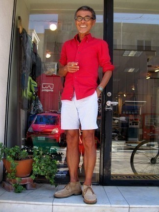 С чем носить бежевые ботинки за 50 лет мужчине лето: Дуэт красной рубашки с длинным рукавом и белых шорт смотрится привлекательно и модно. Хочешь сделать образ немного строже? Тогда в качестве обуви к этому ансамблю, выбери бежевые ботинки. Уверены, это классное решение для жаркой погоды.