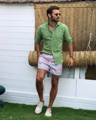 С чем носить зеленую рубашку с длинным рукавом в 30 лет мужчине лето в стиле кэжуал: Если у тебя наметился насыщенный день, сочетание зеленой рубашки с длинным рукавом и разноцветных шорт для плавания с принтом поможет составить удобный образ в расслабленном стиле. Любители экспериментировать могут завершить образ серыми замшевыми низкими кедами, тем самым добавив в него чуточку изысканности. Переносить мучительную летнюю жару намного проще, когда на тебе подобное сочетание.