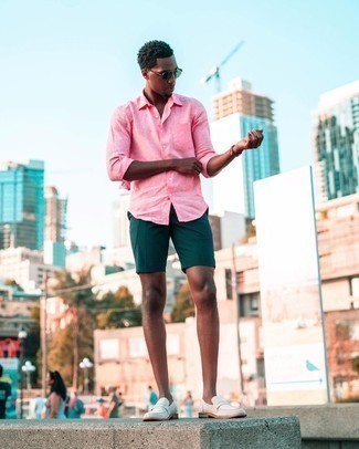 С чем носить ярко-розовую рубашку в 20 лет мужчине лето: Сочетание ярко-розовой рубашки и темно-зеленых шорт позволит подчеркнуть твою индивидуальность. Теперь почему бы не привнести в повседневный образ толику консерватизма с помощью белых замшевых лоферов? Как нам кажется, это превосходный лук для солнечной погоды.