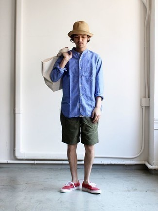 С чем носить светло-коричневую соломенную шляпу в 20 лет мужчине лето в стиле кэжуал: Сочетание синей рубашки с длинным рукавом и светло-коричневой соломенной шляпы - очень практично, и поэтому идеально для повседневой носки. Очень недурно здесь будут смотреться ярко-розовые низкие кеды из плотной ткани. В жару подобное сочетание одежды — это то, что надо.