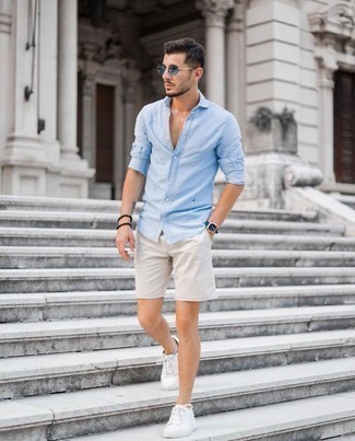 С чем носить голубые носки в 20 лет мужчине в теплую погоду: Если ты не любишь воспринимать моду слишком серьезно, тебе понравится этот образ из голубой рубашки с длинным рукавом и голубых носков. Почему бы не привнести в повседневный лук толику стильной строгости с помощью белых кожаных низких кед?