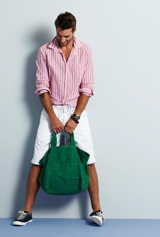 С чем носить оливковую большую сумку мужчине в стиле кэжуал: Если ты делаешь ставку на удобство и практичность, бело-ярко-розовая рубашка с длинным рукавом в вертикальную полоску и оливковая большая сумка — замечательный выбор для стильного мужского образа на каждый день. В паре с темно-синими плимсоллами такой лук смотрится особенно выигрышно.