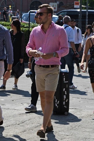 С чем носить розовую рубашку в 30 лет мужчине в жару в стиле кэжуал: Розовая рубашка и бежевые шорты — обязательные вещи в гардеробе молодых людей с хорошим вкусом в одежде. Хочешь сделать образ немного элегантнее? Тогда в качестве обуви к этому ансамблю, стоит выбрать темно-коричневые замшевые топсайдеры.