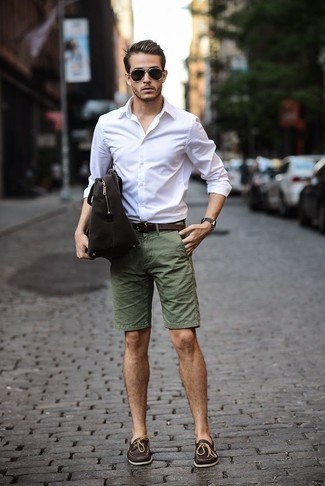 С чем носить бело-синюю рубашку с длинным рукавом в 20 лет мужчине лето в стиле кэжуал: Бело-синяя рубашка с длинным рукавом и оливковые шорты — рассмотри этот лук, если не боишься находиться в центре внимания. Что касается обуви, дополни образ темно-коричневыми кожаными топсайдерами. Думается, это максимально комфортное и несложное сочетание для жаркой погоды.