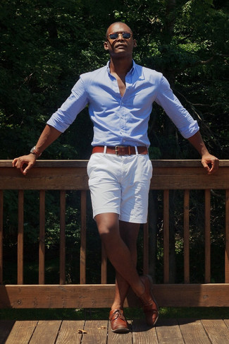 Модный лук: голубая рубашка с длинным рукавом, белые шорты, коричневые кожаные туфли дерби, коричневый кожаный ремень