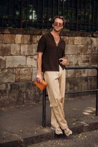 Какие брюки карго носить с светло-коричневыми кроссовками за 40 лет: Темно-коричневая рубашка с коротким рукавом будет выглядеть чудесно в паре с брюками карго. Не прочь поэкспериментировать? Тогда закончи лук светло-коричневыми кроссовками.