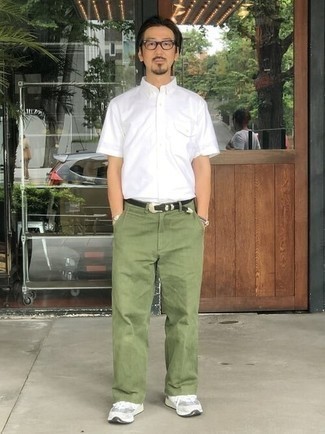С чем носить зеленые брюки мужчине лето в стиле кэжуал: Белая рубашка с коротким рукавом и зеленые брюки — must have вещи в гардеробе мужчин с чувством стиля. В сочетании с этим луком наиболее удачно выглядят белые кроссовки. Подобный образ непременно придется тебе по вкусу в теплые летние дни.