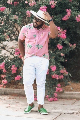 С чем носить ярко-розовую рубашку с коротким рукавом мужчине: Если ты любишь одеваться модно, чувствуя себя при этом комфортно и уверенно, попробуй это сочетание ярко-розовой рубашки с коротким рукавом и белых брюк чинос. Любишь эксперименты? Закончи образ зелеными кожаными лоферами.