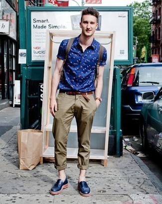 Какие рубашки с коротким рукавом носить с темно-зелеными брюками чинос в 20 лет лето в стиле смарт-кэжуал: Рубашка с коротким рукавом и темно-зеленые брюки чинос — прекрасный лук, если ты хочешь составить простой, но в то же время стильный мужской лук. Не прочь добавить сюда толику классики? Тогда в качестве дополнения к этому образу, стоит обратить внимание на темно-синие кожаные лоферы. В таком образе ты будешь чувствовать себя очень удобно, если на улице изнурительный зной.