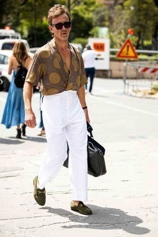 С чем носить рубашку в горошек за 40 лет мужчине: Рубашка в горошек и белые брюки чинос — беспроигрышный вариант, если ты ищешь простой, но в то же время модный мужской образ. Хотел бы привнести в этот образ толику классики? Тогда в качестве обуви к этому луку, выбирай оливковые замшевые лоферы.