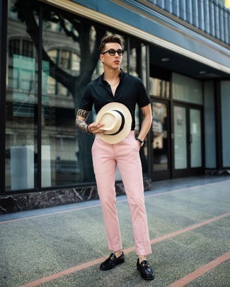 Какие лоферы носить с розовыми брюками чинос: Черная рубашка с коротким рукавом и розовые брюки чинос — великолепный выбор, если ты хочешь создать раскованный, но в то же время модный мужской лук. Дополнив лук лоферами, ты привнесешь в него классическую нотку.
