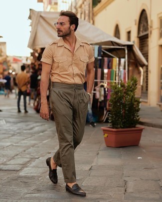 Модный лук: светло-коричневая рубашка с коротким рукавом, оливковые брюки чинос, темно-коричневые кожаные лоферы, прозрачные солнцезащитные очки