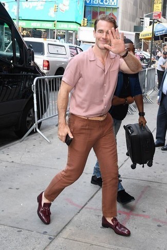 С чем носить розовую рубашку с коротким рукавом в 30 лет мужчине: Сочетание розовой рубашки с коротким рукавом и коричневых брюк чинос позволит выглядеть аккуратно, но при этом выразить твою индивидуальность. Думаешь сделать образ немного строже? Тогда в качестве обуви к этому луку, выбери темно-красные кожаные лоферы с кисточками.