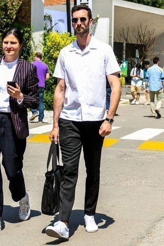 Какую обувь носить с черными брюками чинос в 30 лет лето: Белая рубашка с коротким рукавом и черные брюки чинос — неотъемлемые вещи в гардеробе джентльменов с превосходным чувством стиля. В тандеме с этим ансамблем наиболее удачно выглядят белые низкие кеды из плотной ткани. Само собой разумеется, такое сочетание вещей будет прекрасной идеей в теплый летний день.