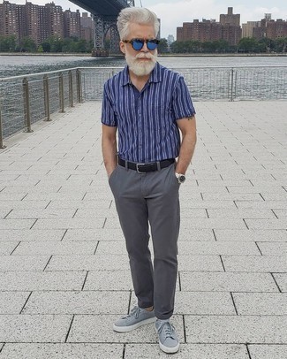 С чем носить синие солнцезащитные очки мужчине лето: Если в одежде ты ценишь удобство и функциональность, темно-сине-белая рубашка с коротким рукавом в вертикальную полоску и синие солнцезащитные очки — замечательный вариант для расслабленного повседневного мужского образа. Хочешь сделать образ немного элегантнее? Тогда в качестве дополнения к этому ансамблю, стоит обратить внимание на серые низкие кеды из плотной ткани. Хорошо помнить о таком сочетании, особенно если на улице невыносимо жарко.