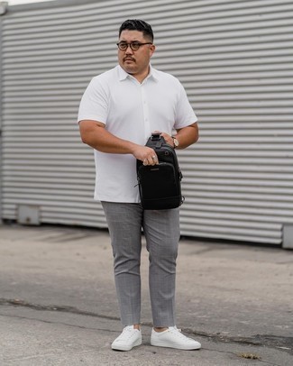 Модный лук: белая рубашка с коротким рукавом, серые брюки чинос в клетку, белые низкие кеды из плотной ткани, черный рюкзак из плотной ткани